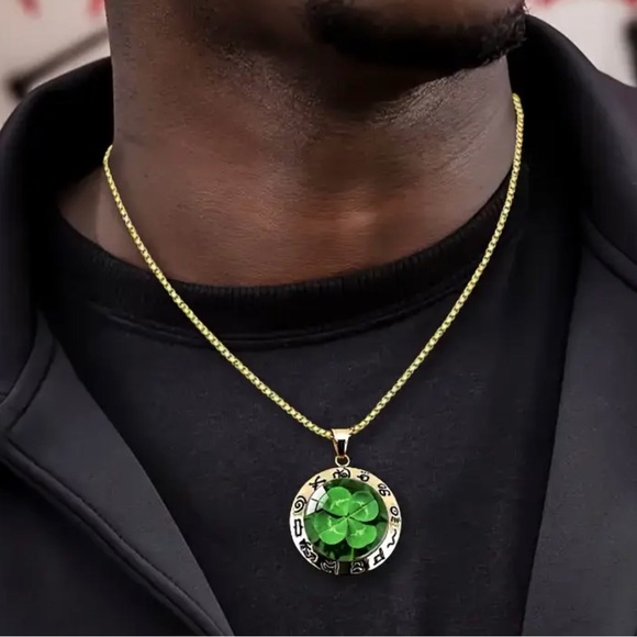Gold and Green Four-Leaf Clover Pendant Necklace. - Picture 2 of 4